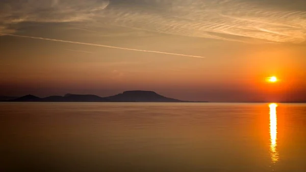 Macaristan, uzun pozlama Balaton Gölü üzerinde gündoğumu — Stok fotoğraf