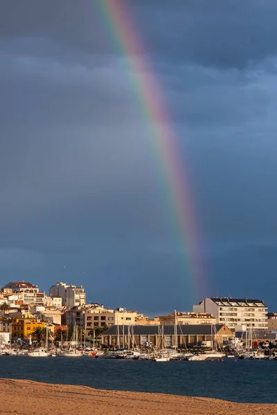 Piękna tęcza nad małym miasteczku (Palamos) w Hiszpanii — Zdjęcie stockowe