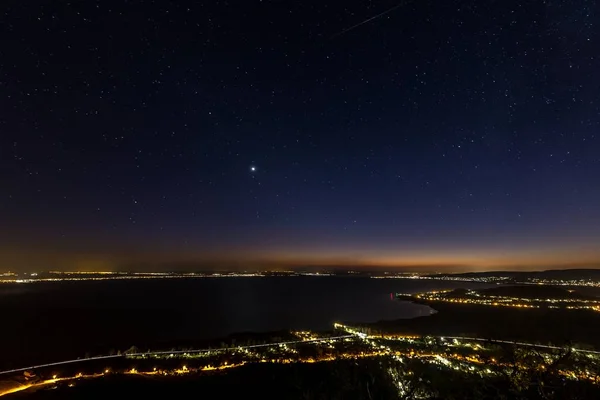 Cielo estrellado por la noche sobre el lago Balaton en Hungría —  Fotos de Stock