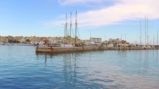 Salling naar Palamos Harbor in Spanje — Stockvideo