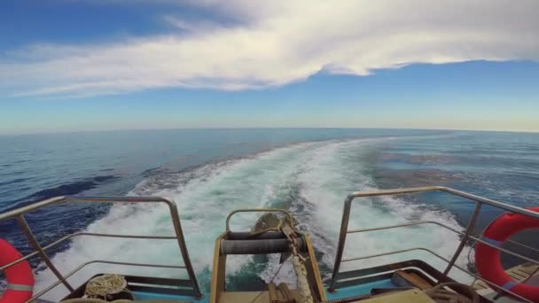 Golf van een schip van de veerboot op de open oceaan. Blauw water na een boot op de zee — Stockvideo