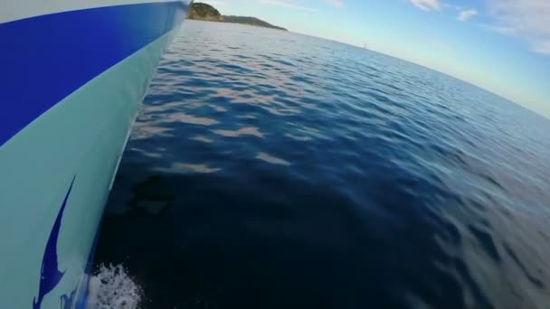 Movimiento lento desde un lado de un barco — Vídeo de stock