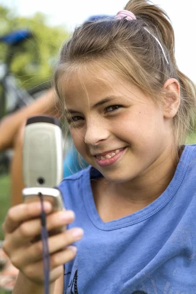 Chica feliz mientras habla con el teléfono móvil — Foto de Stock