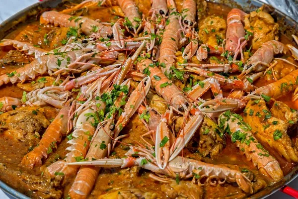 Paella com frutos do mar e verduras em uma panela — Fotografia de Stock