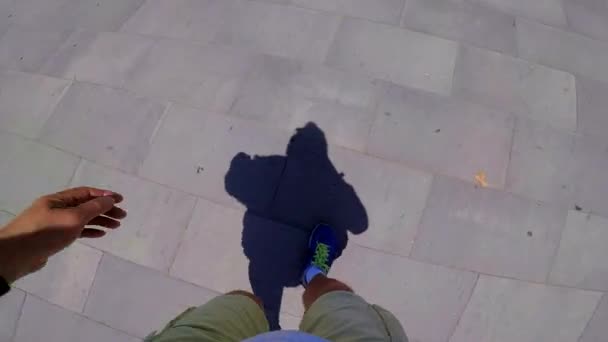 Sombra de peatón masculino en calle soleada con cámara de acción GoPro — Vídeo de stock