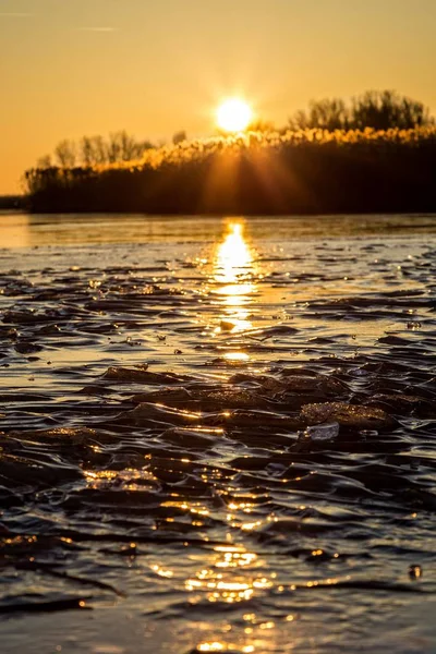 Beau coucher de soleil sur un lac gelé Balaton de Hongrie — Photo