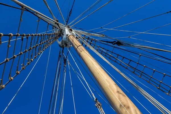 Sailboat rigging and big mast — Stock Photo, Image