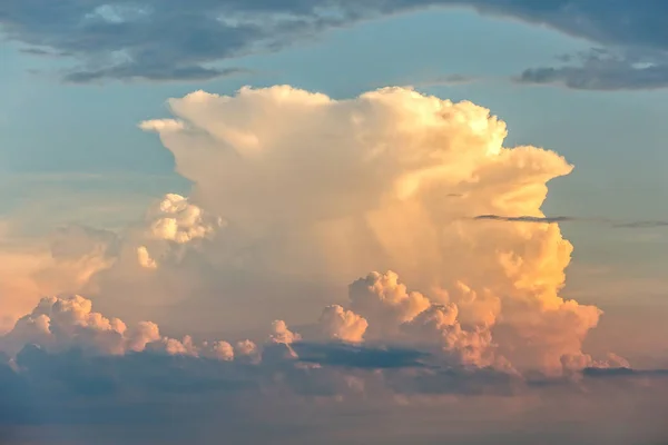 Weiße Kumuluswolken und blauer Himmel — Stockfoto