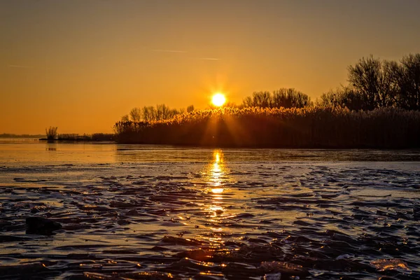 A fagyasztott Balatoni Magyarország gyönyörű naplemente — Stock Fotó