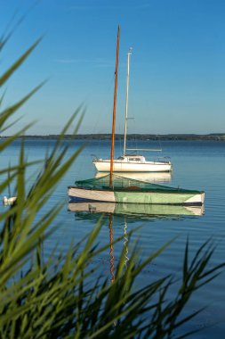Balaton Gölü günbatımı ışık, tekneler ile natürmort 