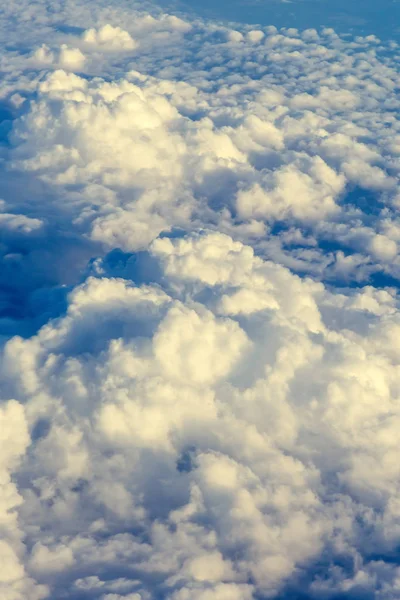 Blick auf die Wolkenlandschaft aus dem Flugzeugfenster — Stockfoto