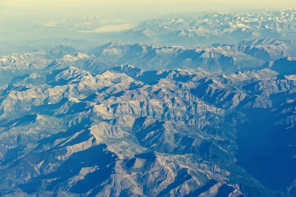 飛行機からアルプスの山々 の眺め — ストック写真