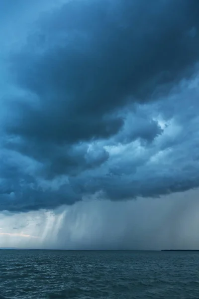 大强大乌云笼罩支线的匈牙利巴拉顿湖 — 图库照片
