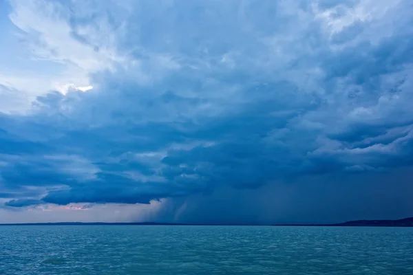 Big powerful storm clouds over tke Lake Balaton of Hungary — Stock Photo, Image