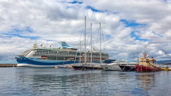 Groot cruiseschip in de haven van Palamos in Spanje, Tui ontdekking — Stockfoto