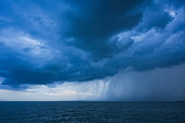 Velké silné bouřková mračna nad tke jezera Balaton v Maďarsku — Stock fotografie