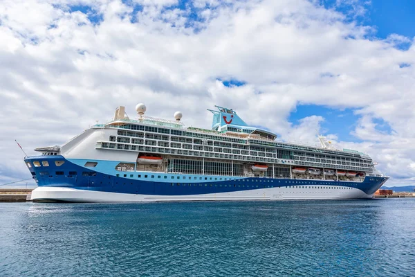 Groot cruiseschip in de haven van Palamos in Spanje, Tui ontdekking, — Stockfoto