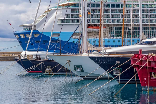 Cruceros grandes y barcos más pequeños en el puerto de Palamos en España , — Foto de Stock