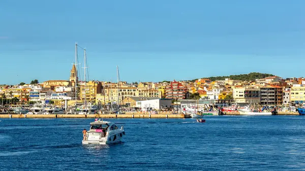 Ładne małe miasto w Hiszpanii (Palamos), 14 lipca 2017 r. Hiszpania — Zdjęcie stockowe