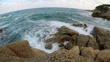 İspanya, ağır çekim kıyı üzerinde büyük dalgalar