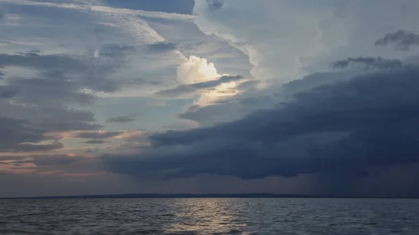 Duże potężne chmury burzowe nad jeziorem Balaton na Węgrzech — Zdjęcie stockowe