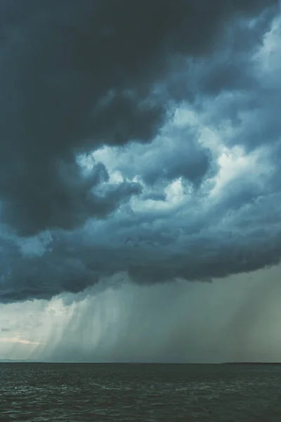 Duże potężne chmury burzowe nad jeziorem Balaton na Węgrzech — Zdjęcie stockowe