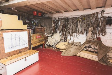 Eski bir yelkenli yük alanda arma gemi