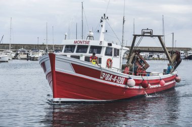 Kırmızı bir balıkçı tekne liman, 25 Temmuz geliyor. 2017, İspanya