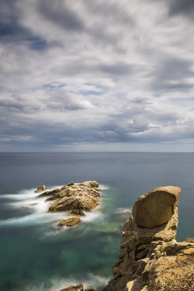 Costa con rocas, foto de larga exposición de Coasta Brava — Foto de Stock