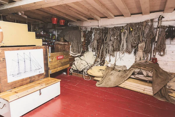 Eski bir yelkenli yük alanda arma gemi