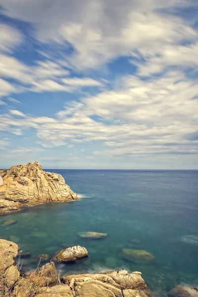 Costa con rocas, foto de larga exposición de Coasta Brava — Foto de Stock