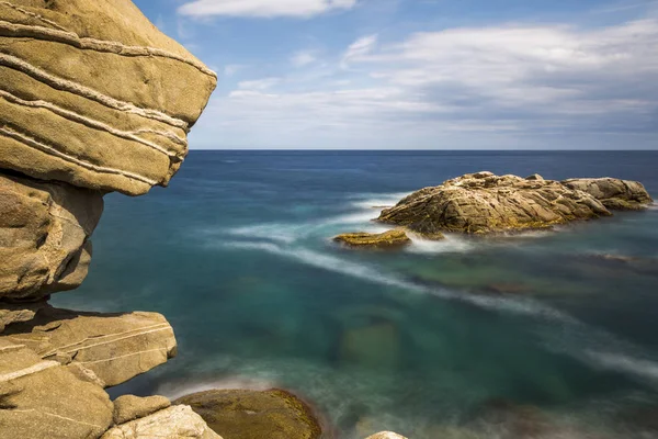 Kayalar, silahli Brava resimden uzun pozlama ile kıyı