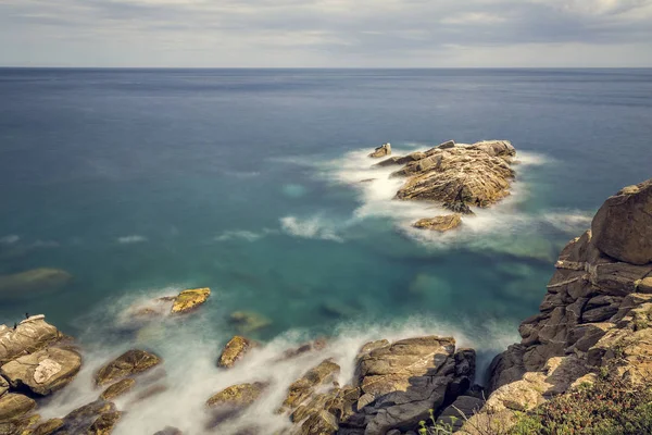 Kust med klippor, lång exponering bild från Coasta Brava — Stockfoto