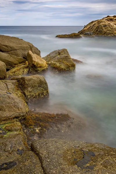 Kust med klippor, lång exponering bild från Coasta Brava — Stockfoto