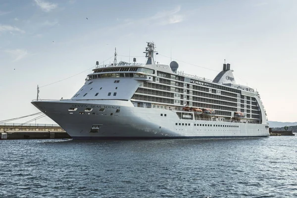 Groot cruiseschip in de haven van Palamos in Spanje, 17 juli 2017, — Stockfoto