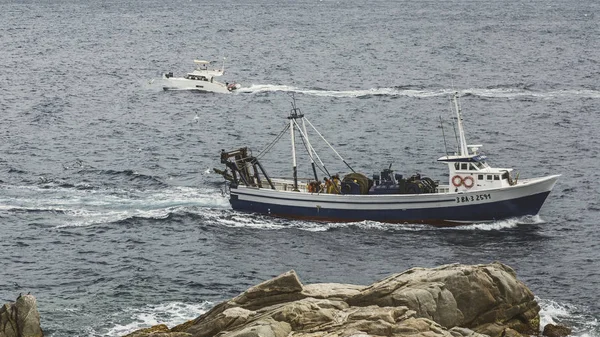 Spanisches Fischerboot kommt in den Hafen — Stockfoto