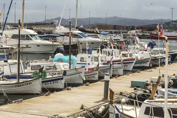 Barcos típicos españoles en el puerto de Palamos, 25 de julio. 2017, España — Foto de Stock