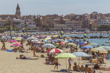 Kumsalları küçük bir kasabasında İspanyol Palamos (İspanya, Costa Brava), 