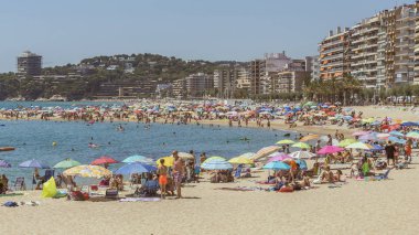 Kumsalları küçük bir kasabasında İspanyol Palamos (İspanya, Costa Brava), 