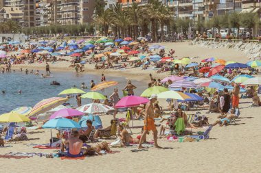 Kumsalları küçük bir kasabasında İspanyol Palamos (İspanya, Costa Brava), 
