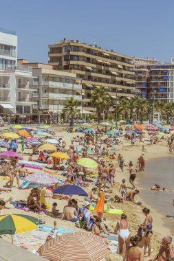 Kumsalları küçük bir kasabasında İspanyol Palamos (İspanya, Costa Brava), 
