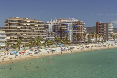 Kumsalları küçük bir kasabasında İspanyol Palamos (İspanya, Costa Brava), 