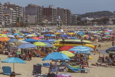 Kumsalları küçük bir kasabasında İspanyol Palamos (İspanya, Costa Brava), 