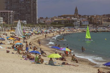 Kumsalları küçük bir kasabasında İspanyol Palamos (İspanya, Costa Brava), 