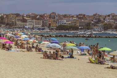 Kumsalları küçük bir kasabasında İspanyol Palamos (İspanya, Costa Brava), 