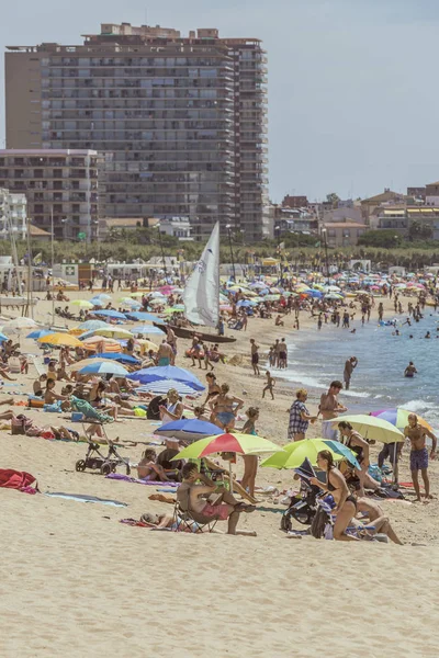 Vida de playa en una pequeña ciudad española Palamos (España, Costa Brava ), — Foto de Stock