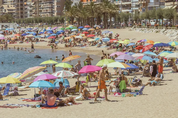 Beach život v malém španělském městě Palamos (Španělsko, Costa Brava), — Stock fotografie