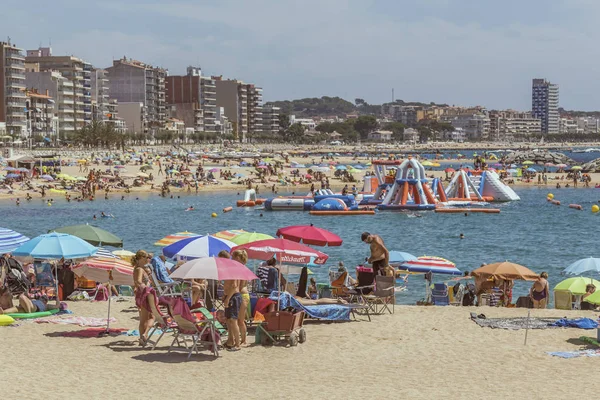 Beach život v malém španělském městě Palamos (Španělsko, Costa Brava), — Stock fotografie