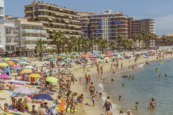 Vida de playa en una pequeña ciudad española Palamos (España, Costa Brava ), — Foto de Stock