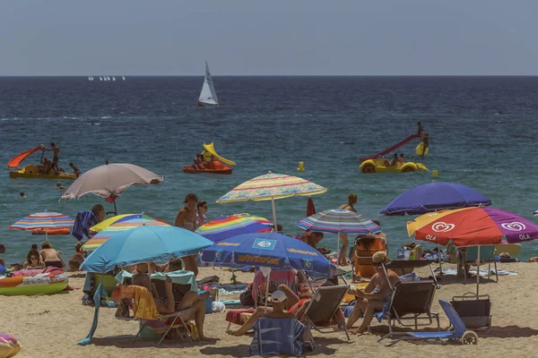 Beach život v malém španělském městě Palamos (Španělsko, Costa Brava), — Stock fotografie